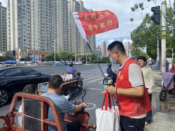 鼎坤策略 我爱我家 我爱合肥 礼让文明丨合肥高新区：红马甲“路口开课” 小彩页讲透“安全经”_大皖新闻 | 安徽网